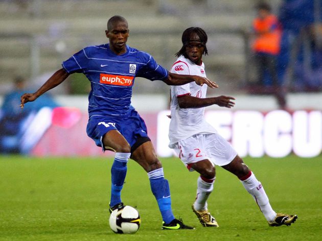 Anele Ngcongca (izda), durante un partido con el Genk. Anele Ngcongca (izda), durante un partido con el Genk.