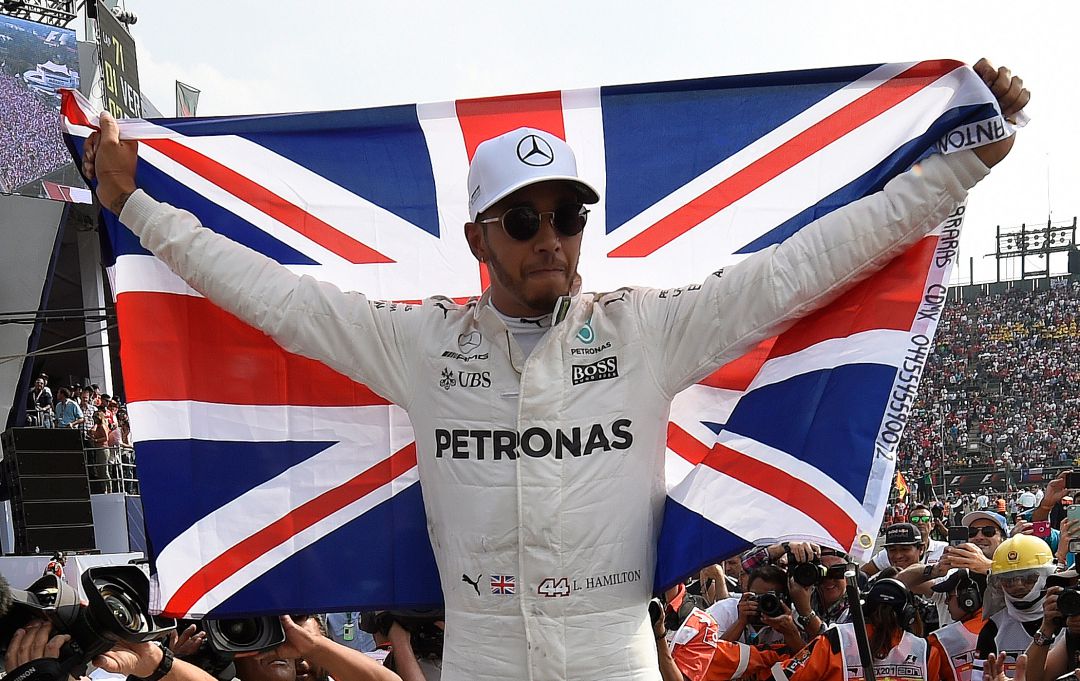 Lewis Hamilton levanta la bandera de Reino Unido Lewis Hamilton levanta la bandera de Reino Unido