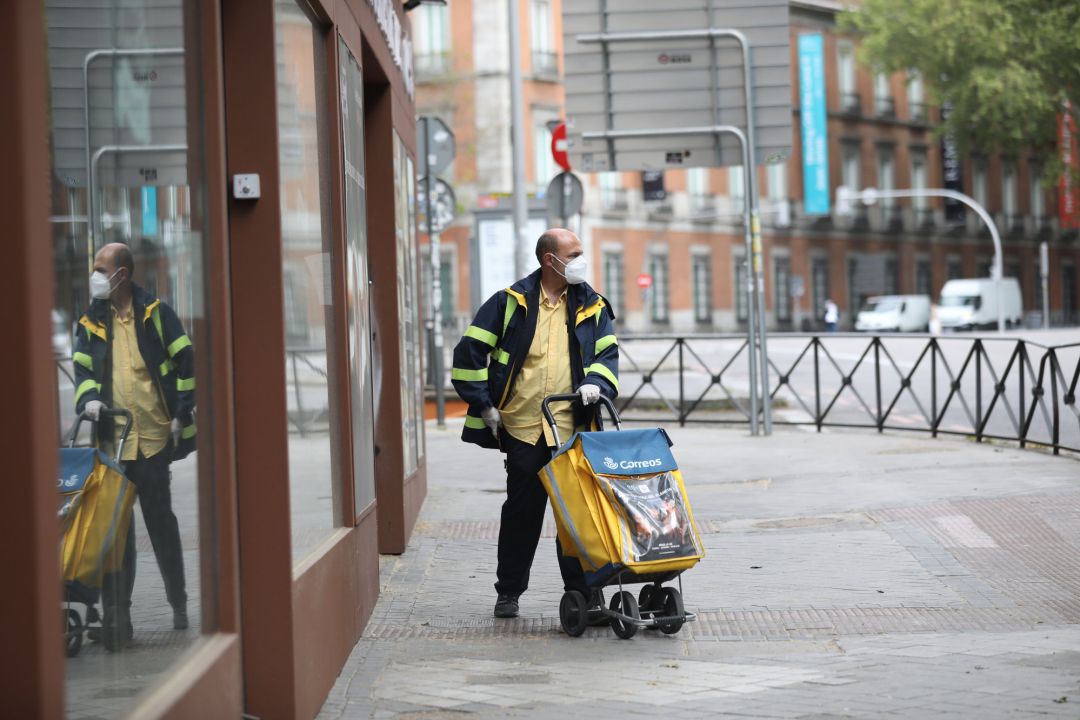 Un trabajador de Correos durante su jornada laboral Un trabajador de Correos durante su jornada laboral