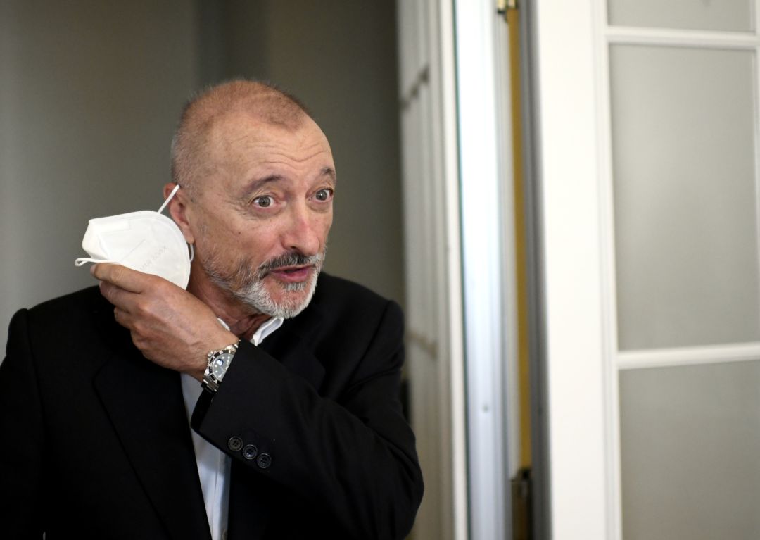 El escritor Arturo Pérez-Reverte durante la presentanción de su libro 'Línea de fuego' en Madrid en octubre de 2020 El escritor Arturo Pérez-Reverte durante la presentanción de su libro 'Línea de fuego' en Madrid en octubre de 2020