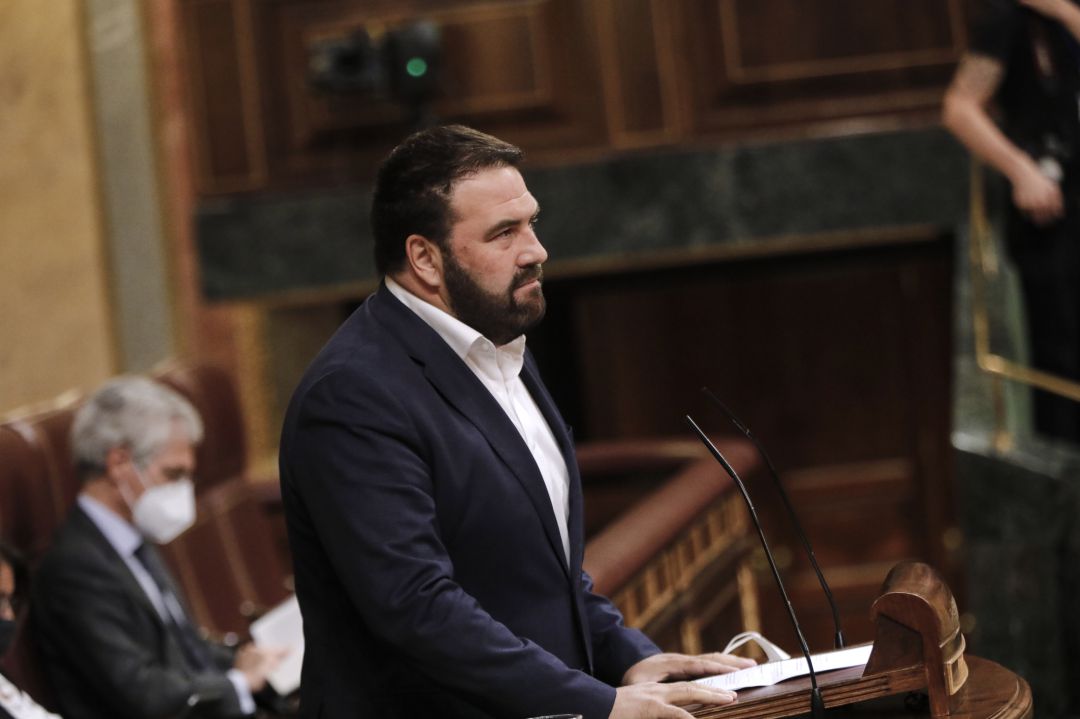 Un diputado de Bildu, al padre de un Guardia Civil asesinato por ETA: "Nunca tendría que haberlo sufrido" Un diputado de Bildu, al padre de un Guardia Civil asesinato por ETA: "Nunca tendría que haberlo sufrido"