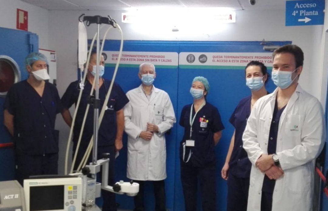 El doctor Rafael Sánchez y personal sanitario de Hospital Quirónsalud El doctor Rafael Sánchez y personal sanitario de Hospital Quirónsalud
