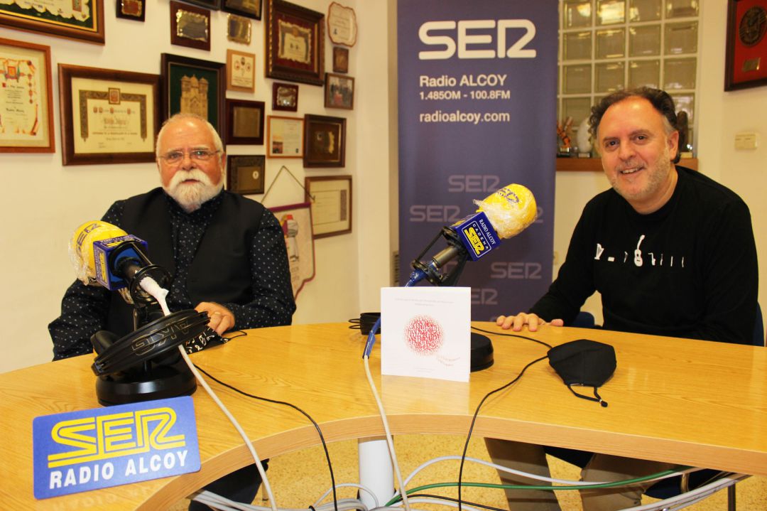 Josep Sou y Moisés Olcina muestran en los estudios de Radio Alcoy el resultado final de su trabajo conjunto Josep Sou y Moisés Olcina muestran en los estudios de Radio Alcoy el resultado final de su trabajo conjunto