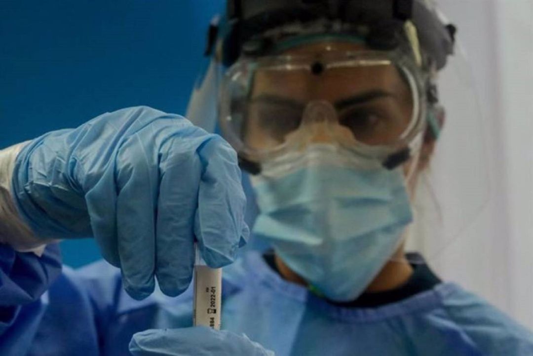 Un sanitario con pruebas PCR. Un sanitario con pruebas PCR.