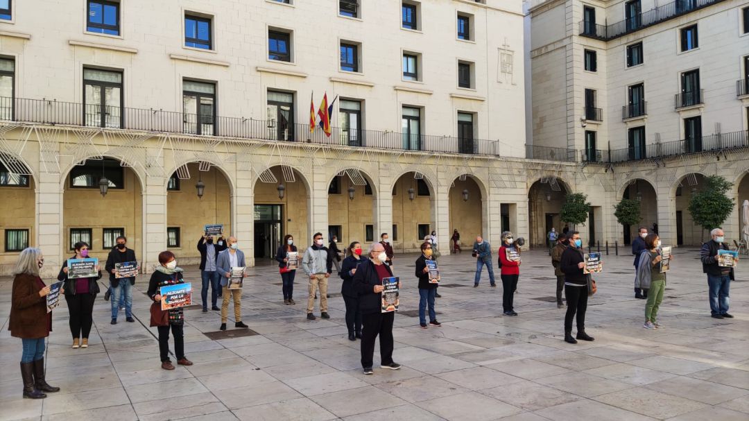 Concentración en la plaza del Ayuntamiento contra la ordenanza cívica Concentración en la plaza del Ayuntamiento contra la ordenanza cívica