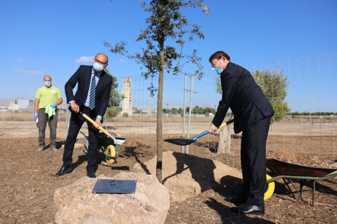 El rector de la UA, Manuel Palomar (i) y el president de la Generalitat, Ximo Puig (d), en el décimo aniversario del Parque Científico de la Universidad de Alicante. El rector de la UA, Manuel Palomar (i) y el president de la Generalitat, Ximo Puig (d), en el décimo aniversario del Parque Científico de la Universidad de Alicante.