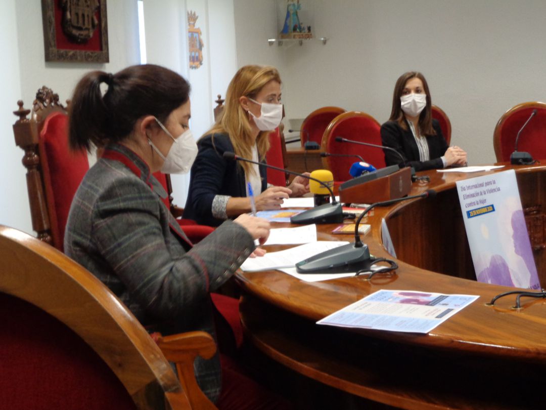 Cristina Valderas (en el centro) acompañada de dos técnicas de su departamento Cristina Valderas (en el centro) acompañada de dos técnicas de su departamento