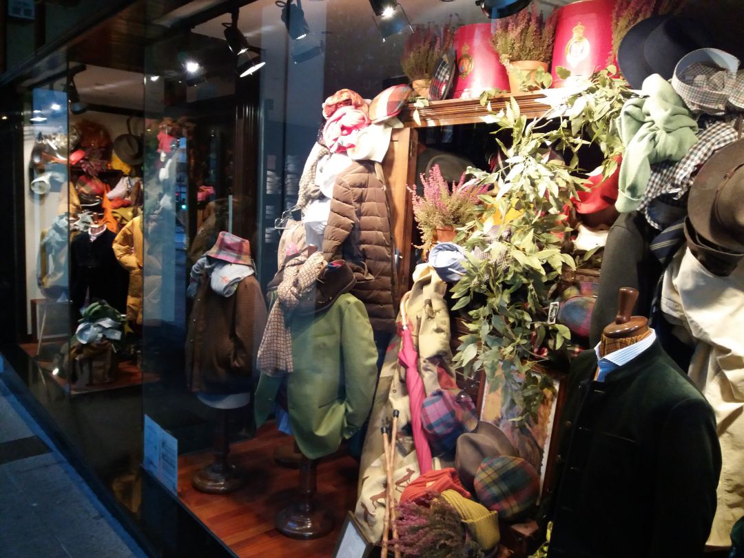 Escaparate de un comercio textil afectado, hasta hoy, por las últimas restricciones de apertura dictadas contra la pandemia Escaparate de un comercio textil afectado, hasta hoy, por las últimas restricciones de apertura dictadas contra la pandemia