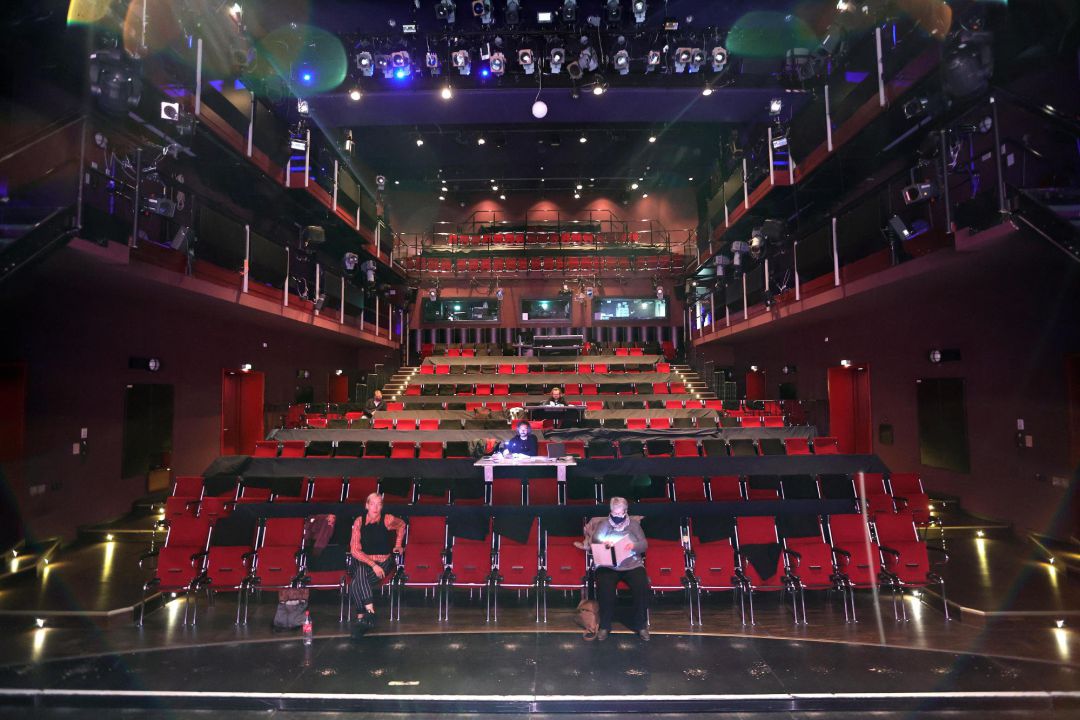 La asociación vasca de salas de cine entiende que con estos datos es "totalmente comprensible que buena parte de los cines de Euskadi hayan cerrado ya sus puertas". La asociación vasca de salas de cine entiende que con estos datos es "totalmente comprensible que buena parte de los cines de Euskadi hayan cerrado ya sus puertas".