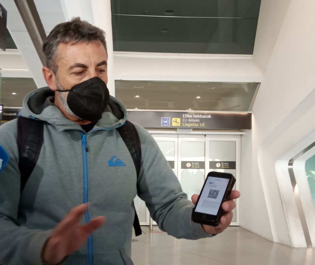 Juan Cruz, uno de los primeros pasajeros en someterse a los controles PCR en La Paloma, muestra el cógido QR que certifica el test negativo de coronavirus Juan Cruz, uno de los primeros pasajeros en someterse a los controles PCR en La Paloma, muestra el cógido QR que certifica el test negativo de coronavirus
