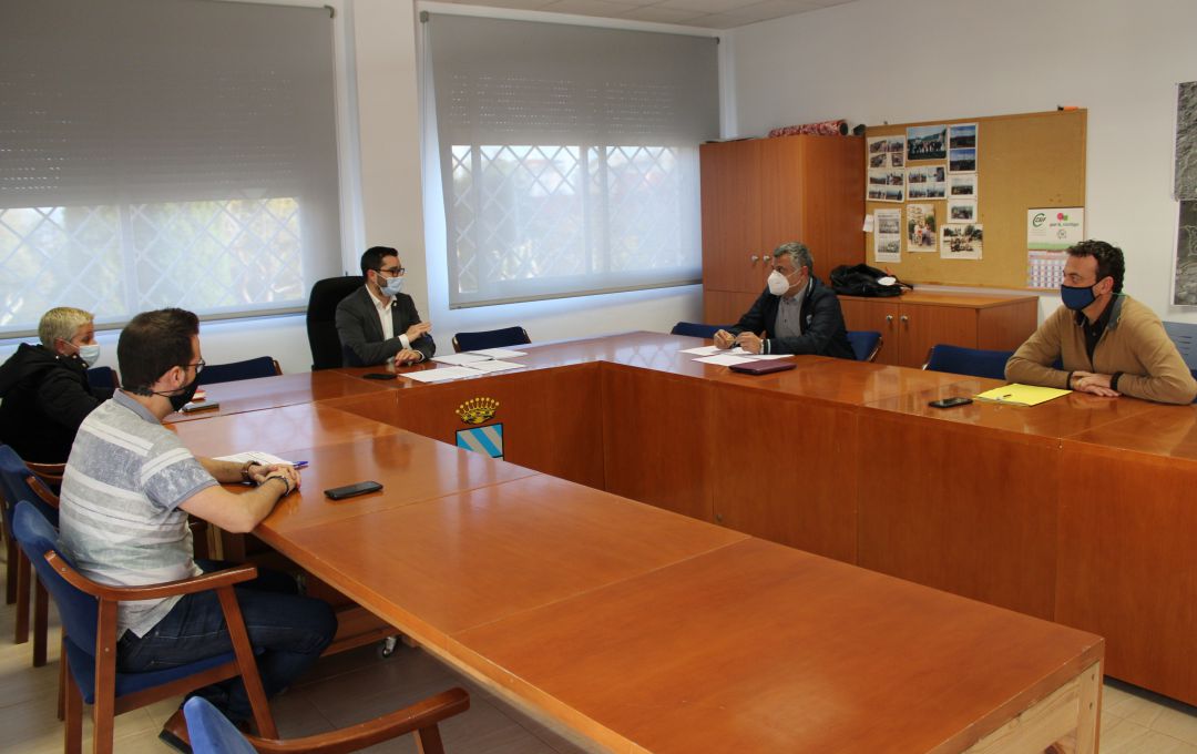 Los grupos municipales de l’Alcora acuerdan destinar 300.000 euros a ayudas directas para autónomos
Los grupos municipales de l’Alcora acuerdan destinar 300.000 euros a ayudas directas para autónomos