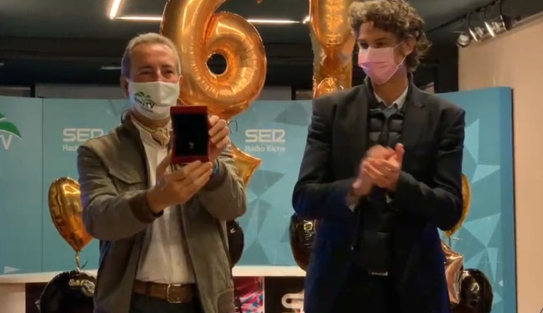 Marcelo Garrigós entrega a Tomás Candela la insignia de oro de Radio Elche por sus 50 años de trabajo Marcelo Garrigós entrega a Tomás Candela la insignia de oro de Radio Elche por sus 50 años de trabajo