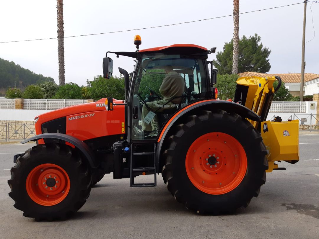 Tractor adquirido por el Ayuntamiento de Sax Tractor adquirido por el Ayuntamiento de Sax