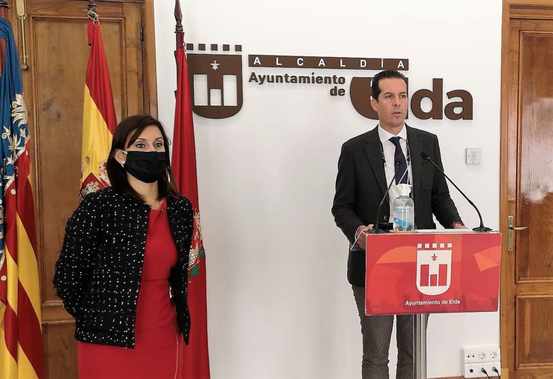 Rubén Alfaro, alcalde de Elda junto concejala Fomento Empleo, Silvia Ibáñez Rubén Alfaro, alcalde de Elda junto concejala Fomento Empleo, Silvia Ibáñez