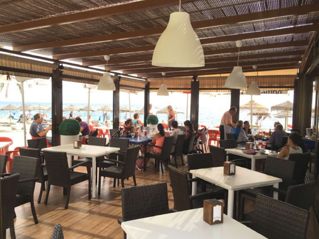 Ambiente en uno de los chiringuitos de la costa tropical Ambiente en uno de los chiringuitos de la costa tropical
