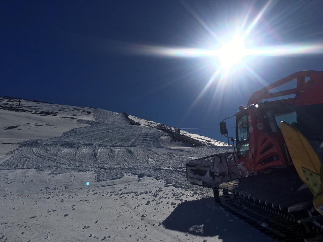 Operarios realizan tareas de puesta a punto de la estación invernal Operarios realizan tareas de puesta a punto de la estación invernal