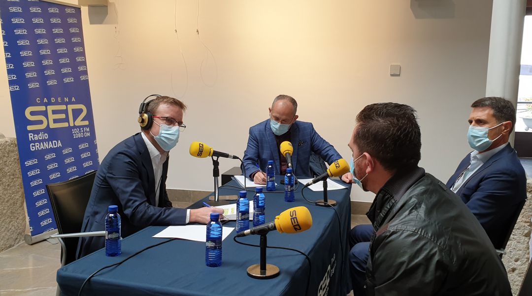 Emisión del programa de la SER 'La Ventana Andalucía' desde el Museo Arqueológico de Baza con motivo de la reciente declaración por la UNESCO del 'Geoparque de Granada'. Fernando Pérez Monguió, a la izquierda, junto a Rafael Troyano y los alcaldes de Baza, Pedro Fernández; y Benamaurel, Juan Francisco Torregrosa (de espaldas) Emisión del programa de la SER 'La Ventana Andalucía' desde el Museo Arqueológico de Baza con motivo de la reciente declaración por la UNESCO del 'Geoparque de Granada'. Fernando Pérez Monguió, a la izquierda, junto a Rafael Troyano y los alcaldes de Baza, Pedro Fernández; y Benamaurel, Juan Francisco Torregrosa (de espaldas)