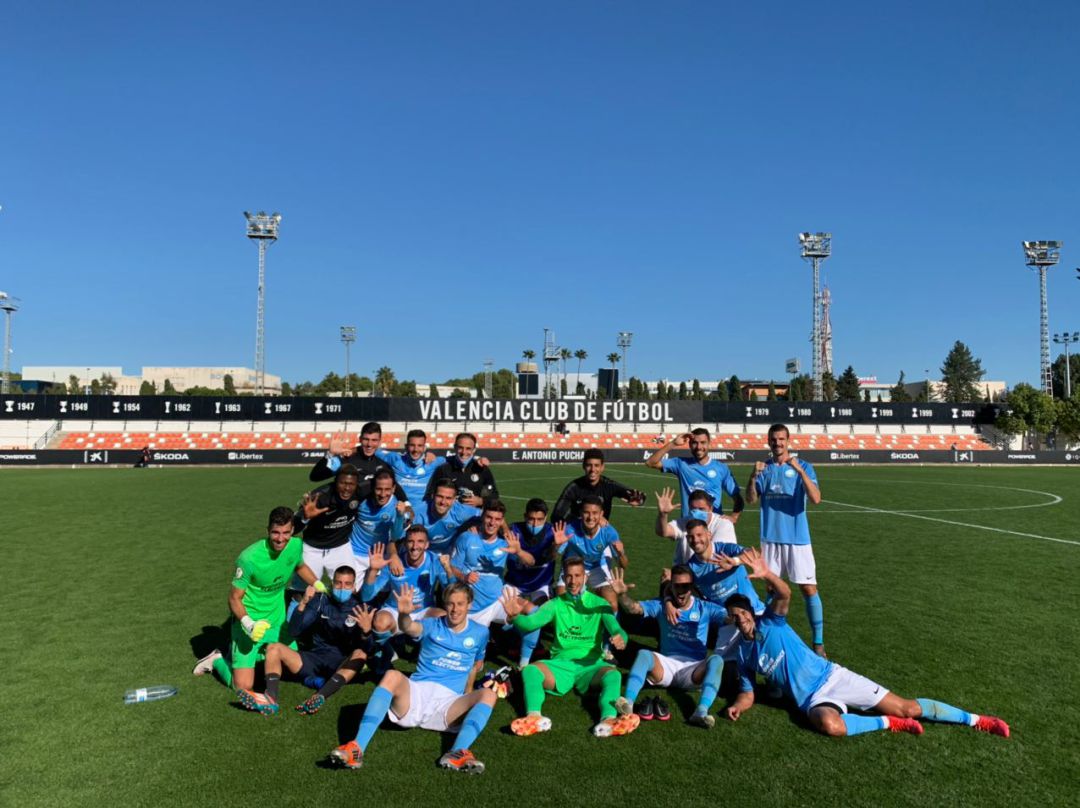 Celebración ayer tras la goleada Celebración ayer tras la goleada