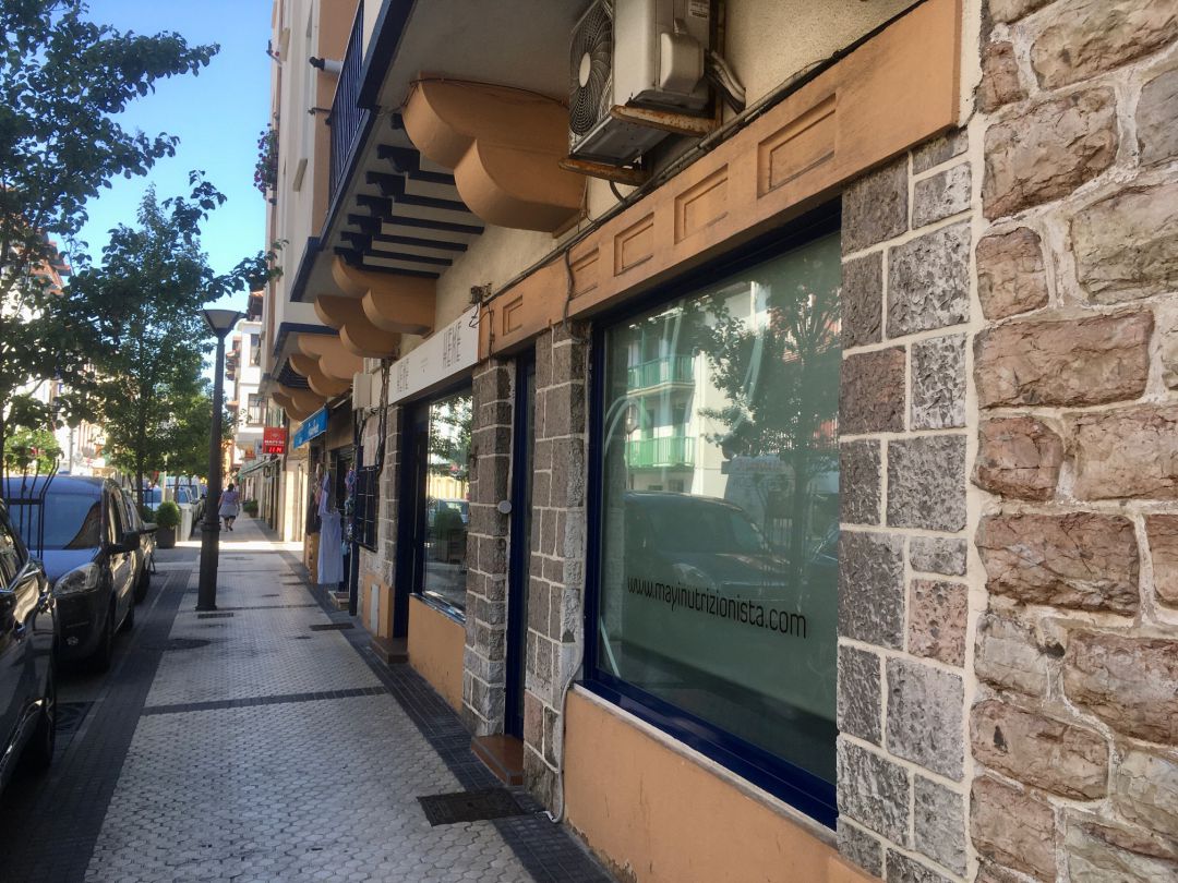 Comercios en una calle de Hondarribia. Comercios en una calle de Hondarribia.