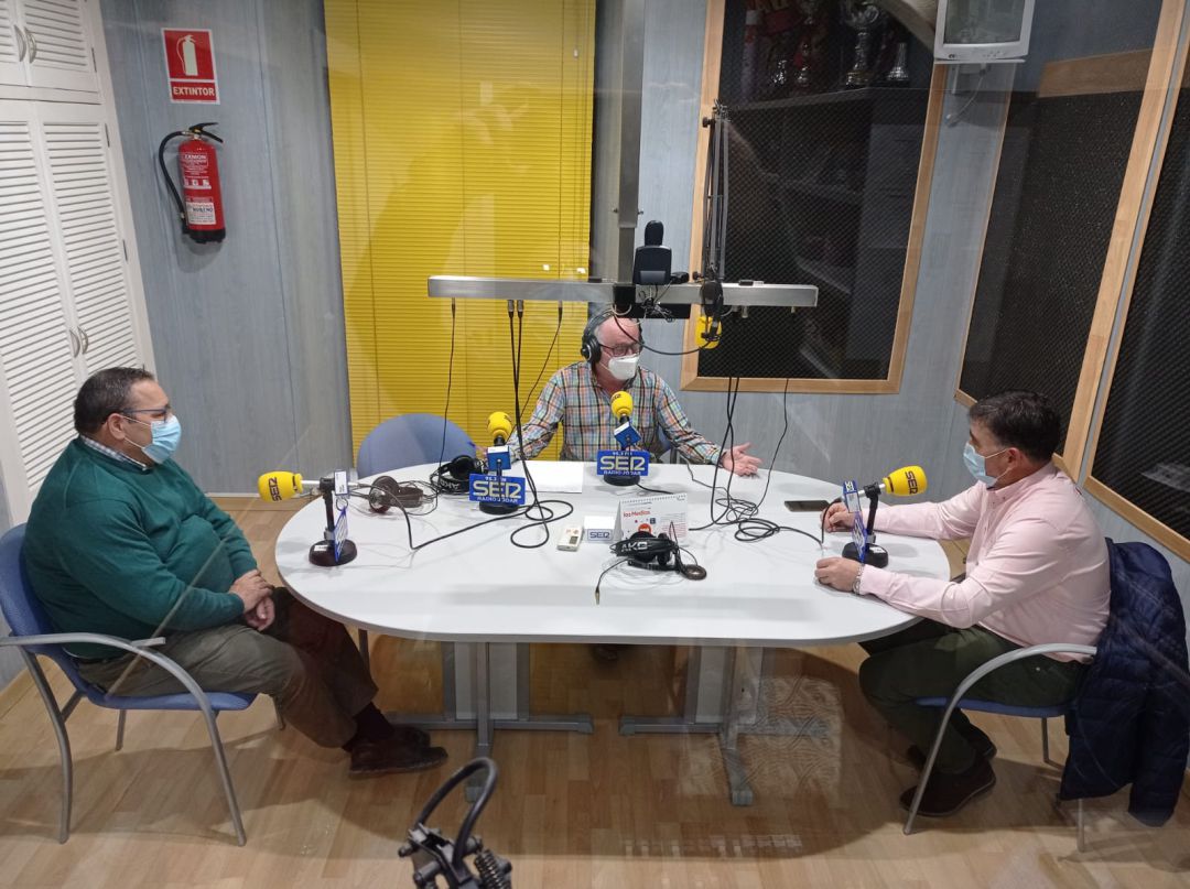 Momento de la entrevista, en nuestros estudios, a los dos representantes de Cáritas de Jódar Momento de la entrevista, en nuestros estudios, a los dos representantes de Cáritas de Jódar