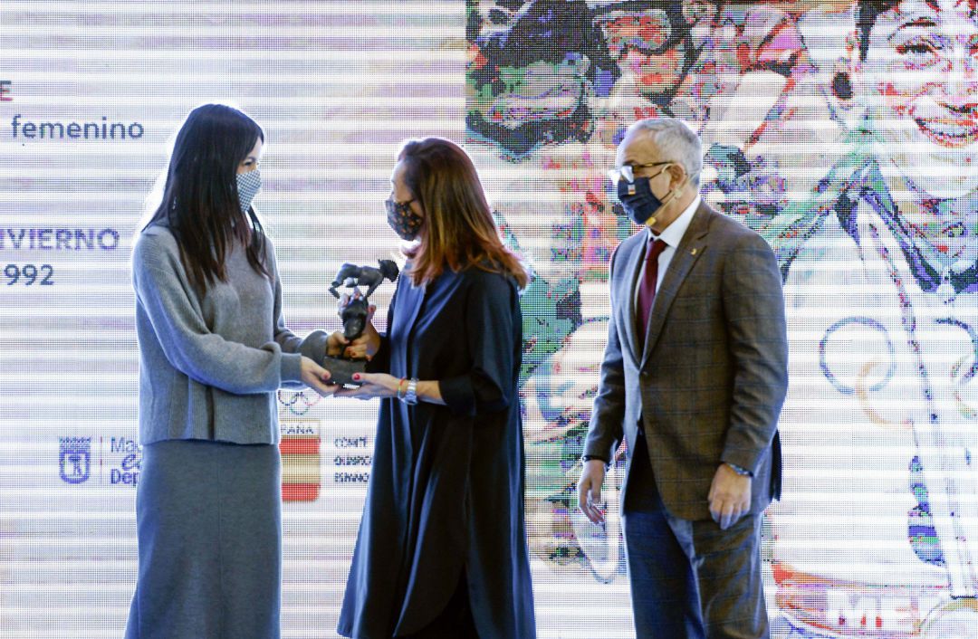 La vicealcaldesa de Madrid, Begoña Villacís (i), entrega un premio a la hermana de Blanca Fernández Ochoa, Dolores Fernández Ochoa (centro), acompañada del presidente del Comité Olímpico Español, Alejandro Blanco. La vicealcaldesa de Madrid, Begoña Villacís (i), entrega un premio a la hermana de Blanca Fernández Ochoa, Dolores Fernández Ochoa (centro), acompañada del presidente del Comité Olímpico Español, Alejandro Blanco.