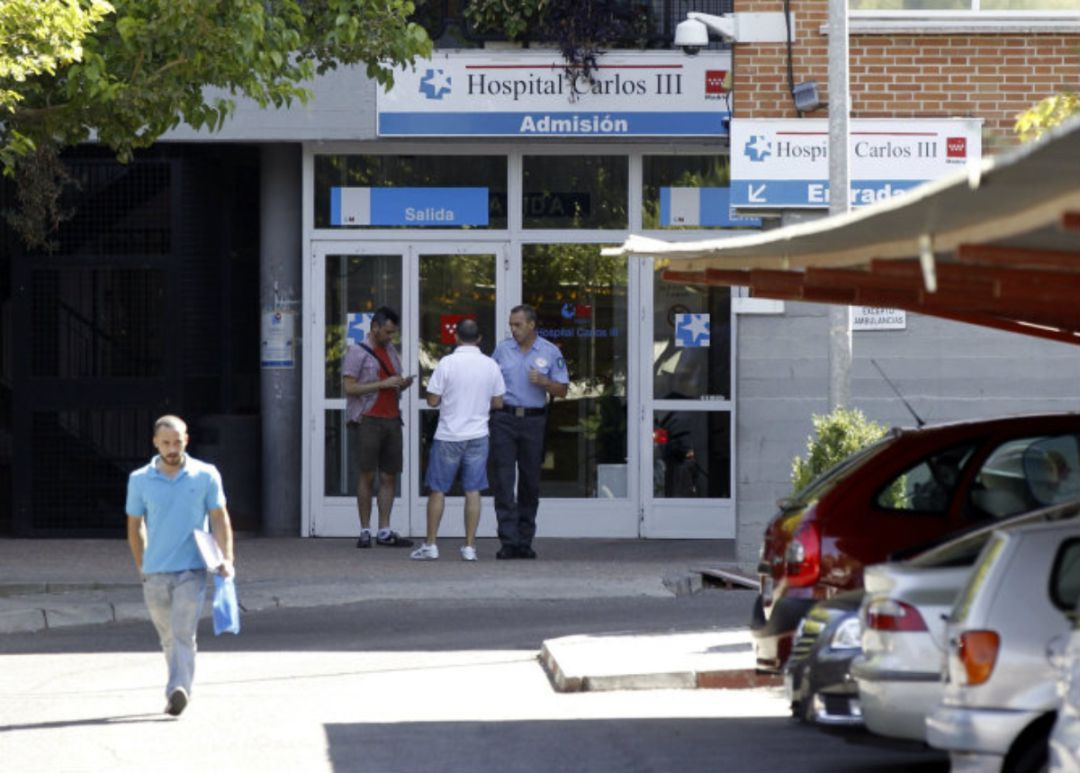 Un vigilante de seguridad a las puertas de un hospital madrileño. Un vigilante de seguridad a las puertas de un hospital madrileño.