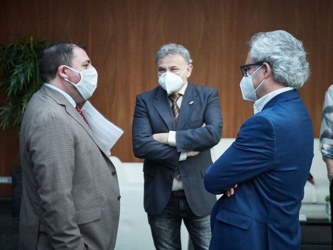 El presidente del Parlamento de Navarra, Unai Hualde, (i), y el parlamentario de Navarra Suma, Carlos Pérez-Nievas (d). El presidente del Parlamento de Navarra, Unai Hualde, (i), y el parlamentario de Navarra Suma, Carlos Pérez-Nievas (d).