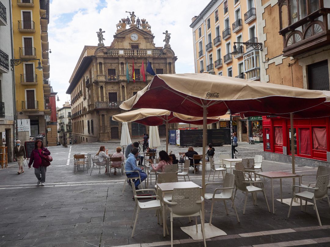 Las terrazas de la Plaza Consistorial de Pamplona se preparan para la entrada en la fase 3 de la desescalada en Pamplona Las terrazas de la Plaza Consistorial de Pamplona se preparan para la entrada en la fase 3 de la desescalada en Pamplona