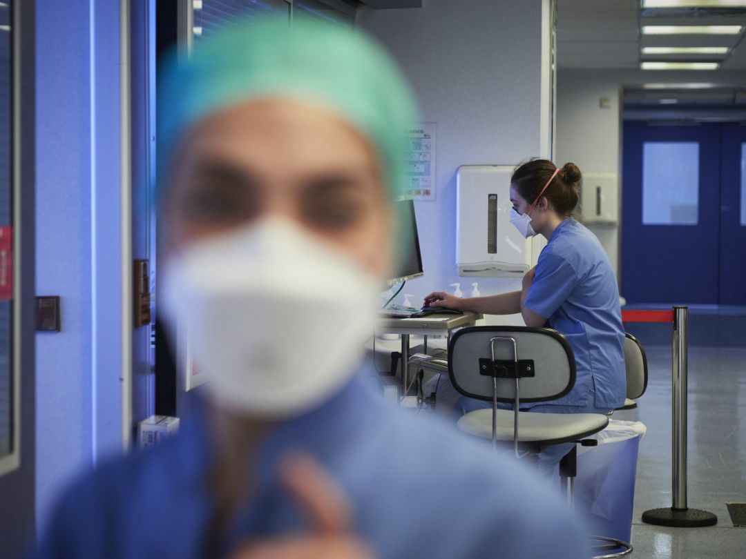 Sanitarias realizando su trabajo en un complejo hospitalario. Sanitarias realizando su trabajo en un complejo hospitalario.