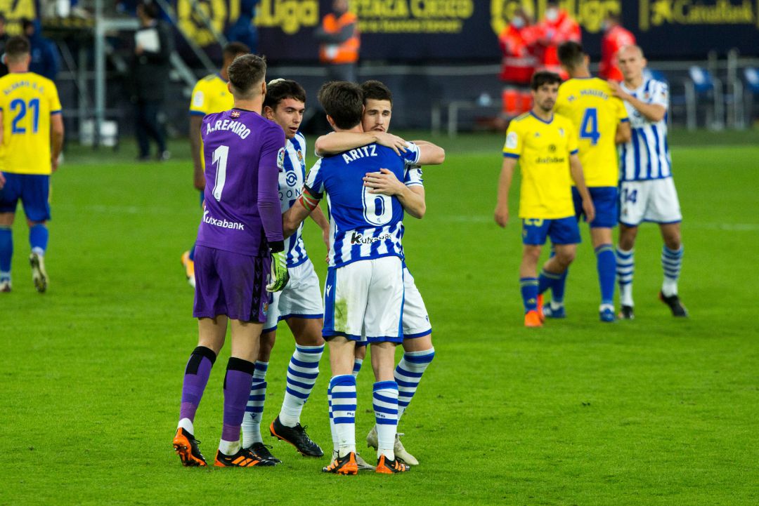 Los jugadores de la Real celebran la victoria en Cádiz Los jugadores de la Real celebran la victoria en Cádiz
