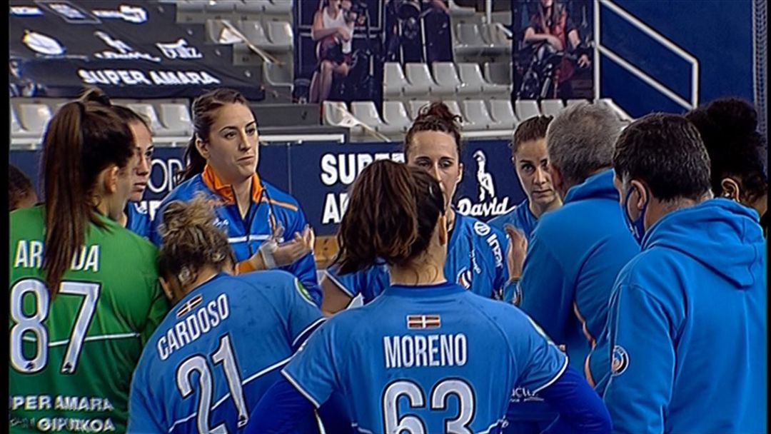 Imanol da instrucciones a sus jugadoras Imanol da instrucciones a sus jugadoras
