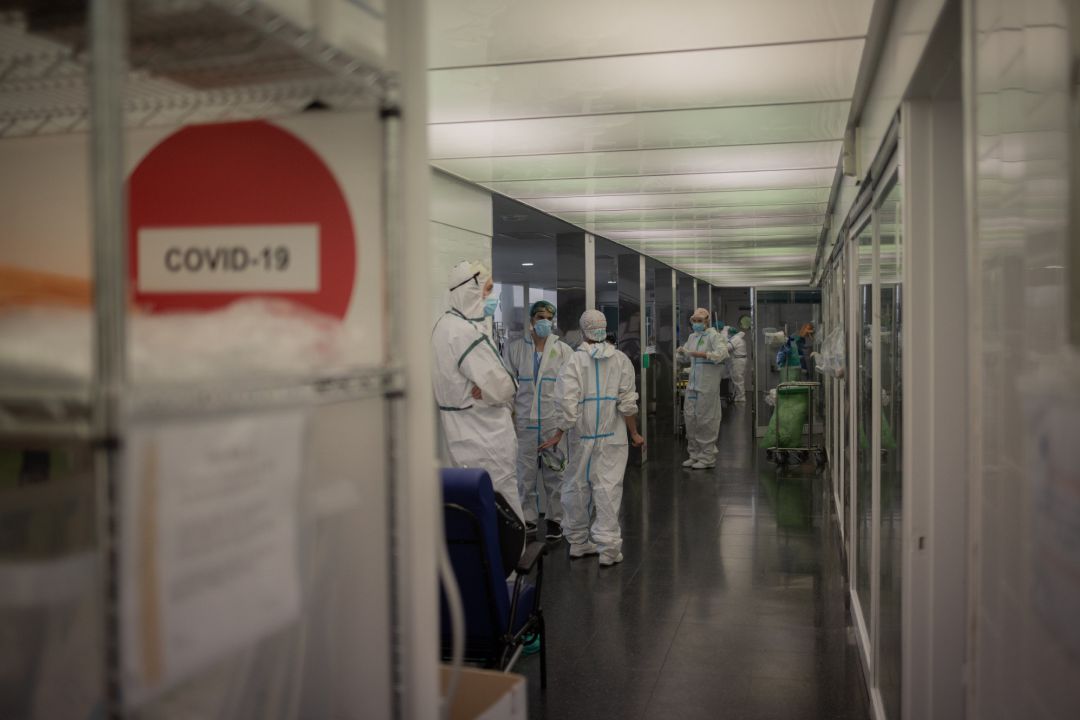 Varios sanitarios protegidos en la Unidad de Cuidados Intensivos de un hospital. Varios sanitarios protegidos en la Unidad de Cuidados Intensivos de un hospital.