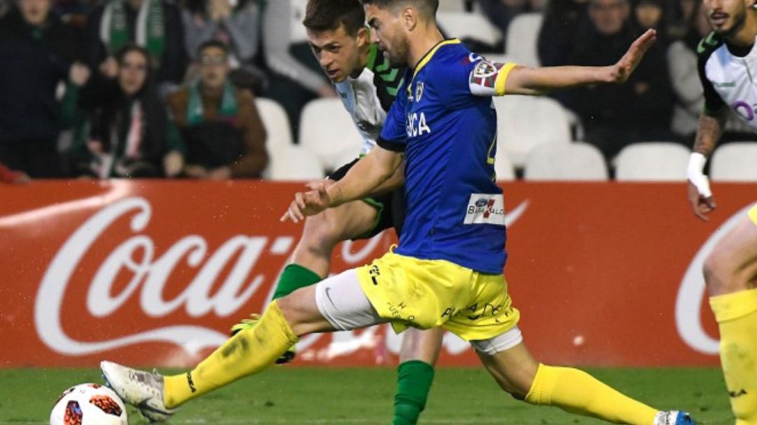 Noguera centra ante José Picón en el último Racing - Barakaldo Noguera centra ante José Picón en el último Racing - Barakaldo