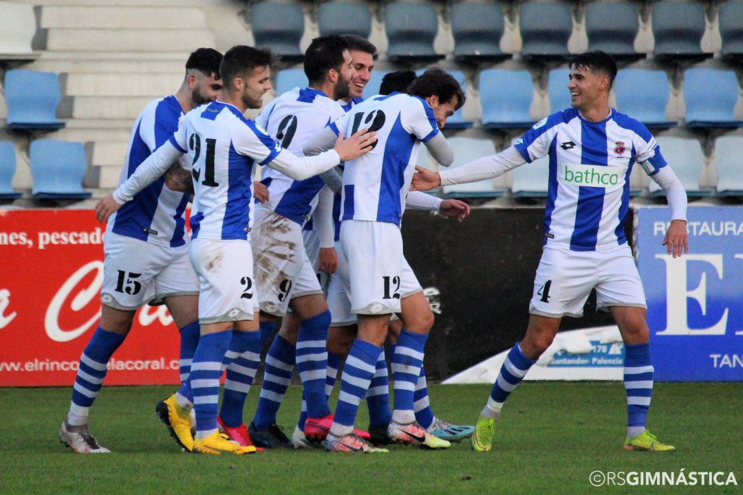 Los jugadores gimnásticas celebran uno de los goles ante el Guarnizo Los jugadores gimnásticas celebran uno de los goles ante el Guarnizo