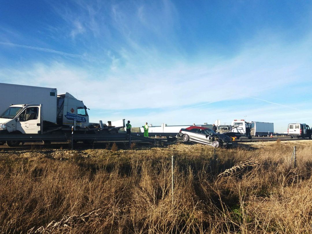 Uno de los vehículos implicados en el accidente ocurrido en la A-601 Uno de los vehículos implicados en el accidente ocurrido en la A-601