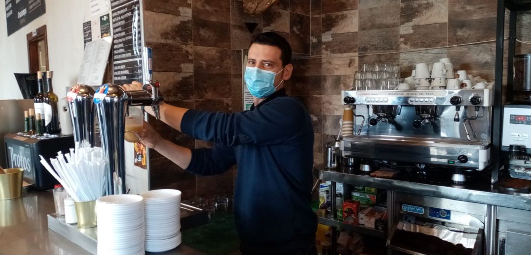Juan José López Luque sirve una cerveza en el Bar La Gallega Juan José López Luque sirve una cerveza en el Bar La Gallega