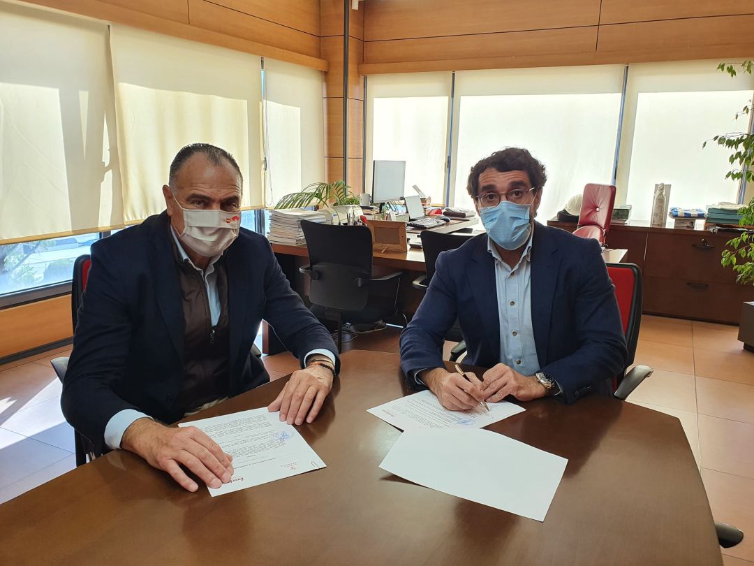 El alcalde, José Manuel López Carrizo, y el consejero delegado de la empresa cárnica, Clemente Loriente, han resaltado la importancia de destinar todas estas ayudas a entidades sociales y sanitarias El alcalde, José Manuel López Carrizo, y el consejero delegado de la empresa cárnica, Clemente Loriente, han resaltado la importancia de destinar todas estas ayudas a entidades sociales y sanitarias