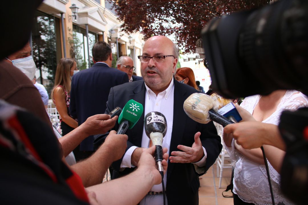 Diego Martínez atendiendo a la prensa en la presentación del Festival Internacional de Música y Danza 'Ciudad de Úbeda' Diego Martínez atendiendo a la prensa en la presentación del Festival Internacional de Música y Danza 'Ciudad de Úbeda'