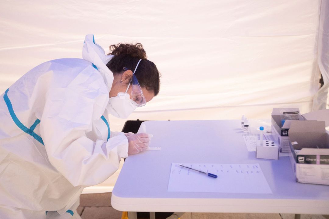 Una sanitaria trabaja en uno de los puntos habilitados por la Cambra de Comerç de Barcelona para realizar test rápidos de antígenos con el fin de promover esta herramienta para controlar la expansión de la pandemia de coronavirus. Una sanitaria trabaja en uno de los puntos habilitados por la Cambra de Comerç de Barcelona para realizar test rápidos de antígenos con el fin de promover esta herramienta para controlar la expansión de la pandemia de coronavirus.