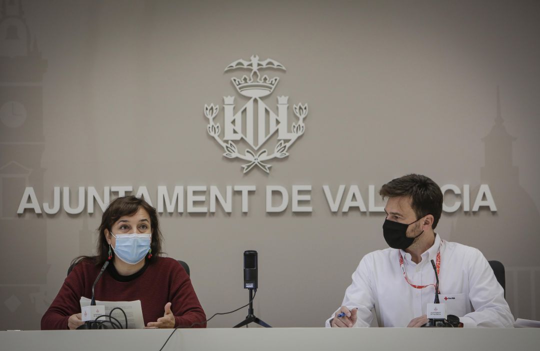 La Concejala de Bienestar Social, Isabel Lozano, presenta el nuevo albergue Ciutat Vella, acompañada por el director técnico local de Cruz Roja València, José Enrique Lechiguero La Concejala de Bienestar Social, Isabel Lozano, presenta el nuevo albergue Ciutat Vella, acompañada por el director técnico local de Cruz Roja València, José Enrique Lechiguero