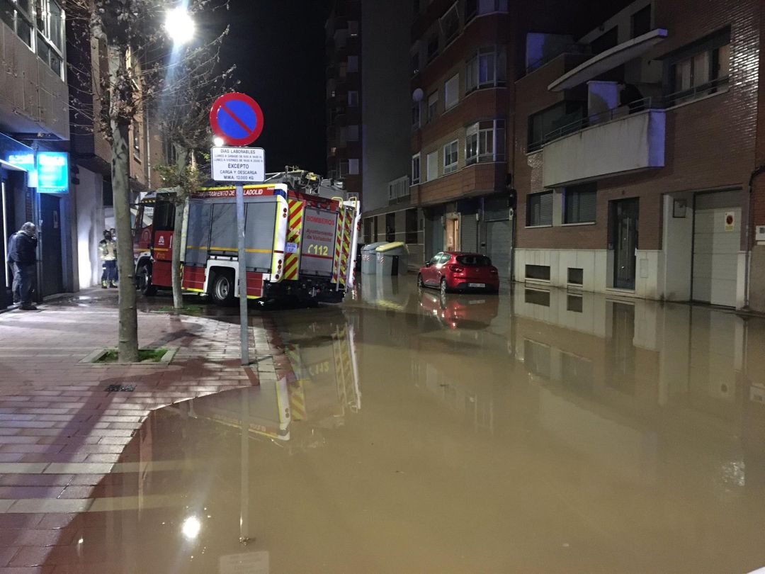 Rotura de una tubería en la calle Saturno Rotura de una tubería en la calle Saturno