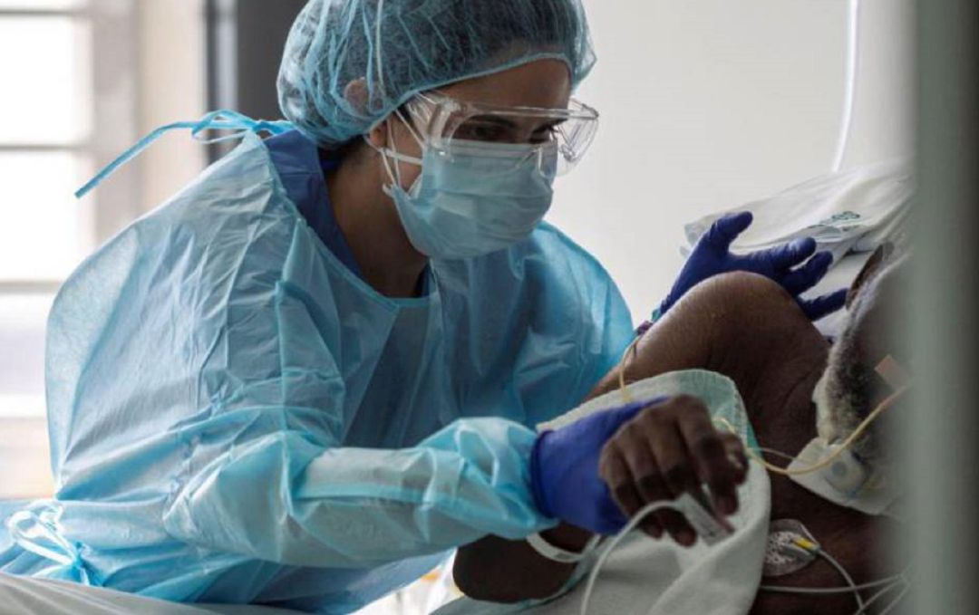 Sanitaria con paciente Sanitaria con paciente