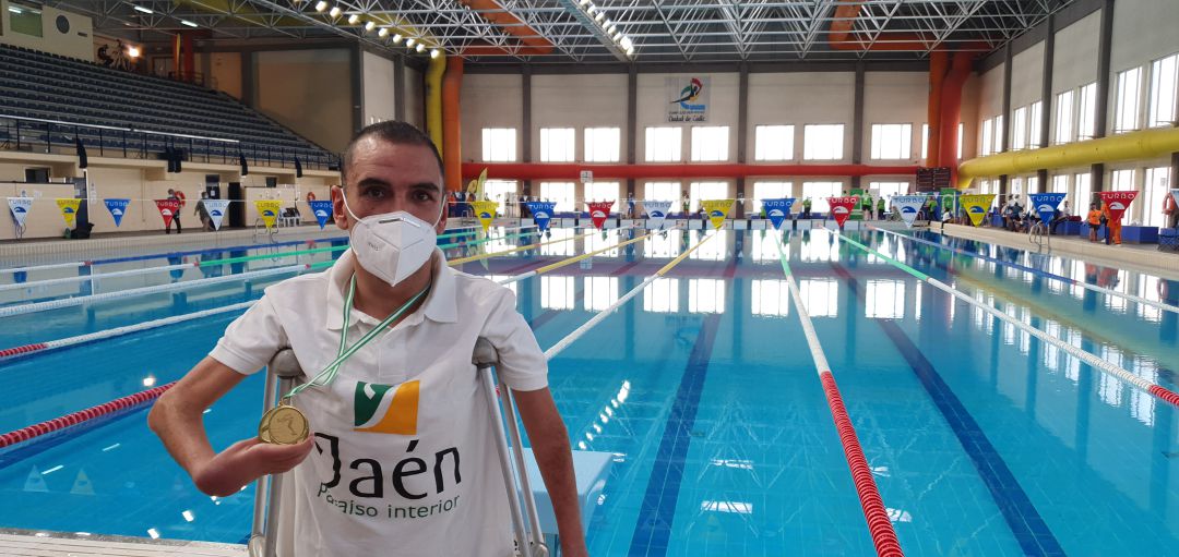 Miguel Ángel Martínez Tajuelo con una de las medallas de oro conseguidas en el XXV Campeonato de Andalucía de natación adaptada. Miguel Ángel Martínez Tajuelo con una de las medallas de oro conseguidas en el XXV Campeonato de Andalucía de natación adaptada.