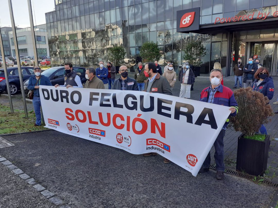 Los sindicatos convocantes ante la sede gijonesa de la compañía. Los sindicatos convocantes ante la sede gijonesa de la compañía.