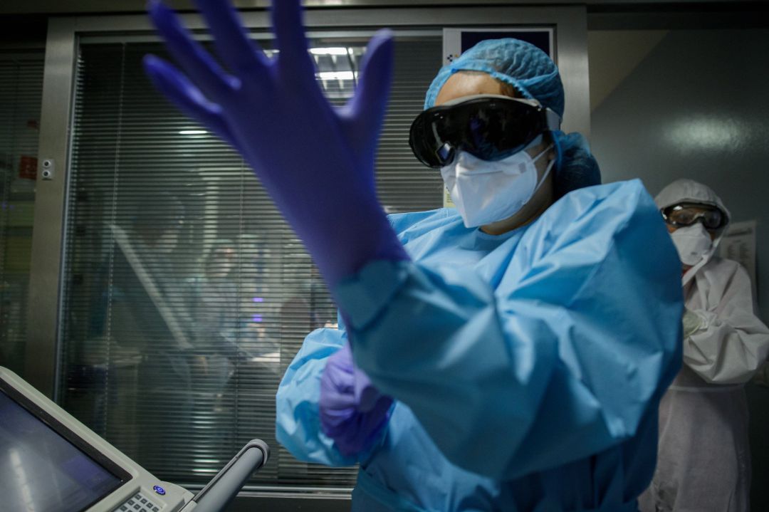 Personal sanitario colocándose los guantes antes de comenzar su trabajo. Personal sanitario colocándose los guantes antes de comenzar su trabajo.
