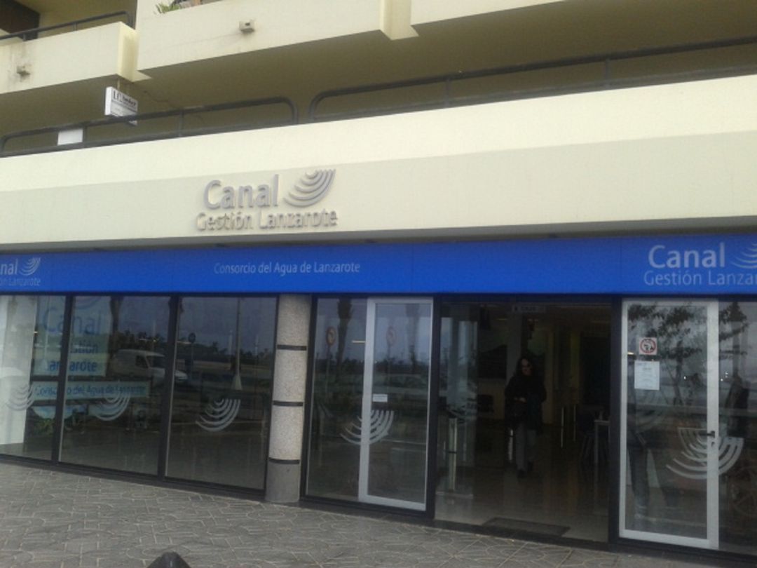 La empresa insiste en "la necesidad que tenemos todos de contar con depósitos de abastecimiento particulares, tal y como se recoge en el Reglamento de Abastecimiento y Saneamiento de Lanzarote". La empresa insiste en "la necesidad que tenemos todos de contar con depósitos de abastecimiento particulares, tal y como se recoge en el Reglamento de Abastecimiento y Saneamiento de Lanzarote".