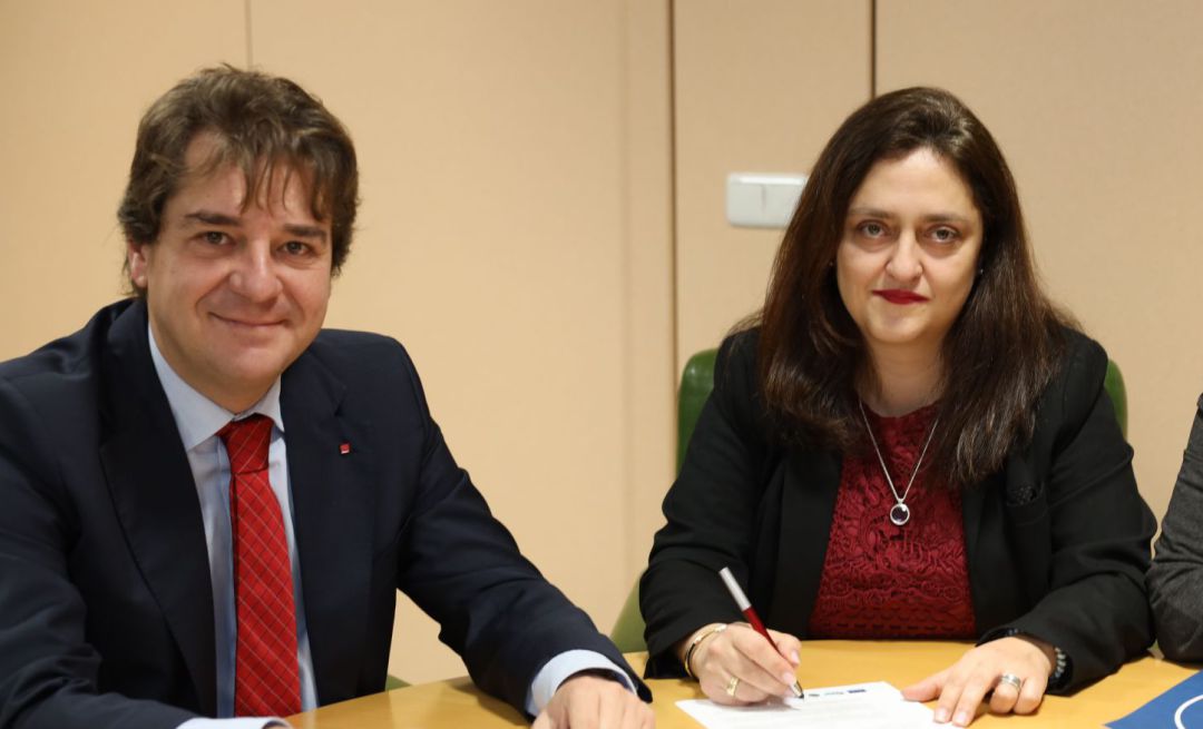 Gema Sarmiento (d), nueva directora gerente del H.U. de Fuenlabrada, junto al alcalde de Fuenlabrada, Javier Ayala, durante la firma de un convenio entre ambas instituciones. Gema Sarmiento (d), nueva directora gerente del H.U. de Fuenlabrada, junto al alcalde de Fuenlabrada, Javier Ayala, durante la firma de un convenio entre ambas instituciones.
