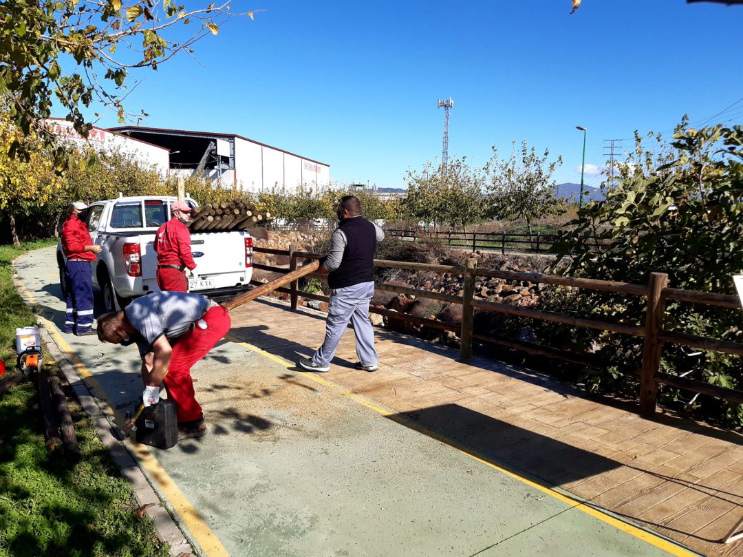 La Brigada de Obras haciendo reparaciones en el paseo del Arroyo Niebla La Brigada de Obras haciendo reparaciones en el paseo del Arroyo Niebla