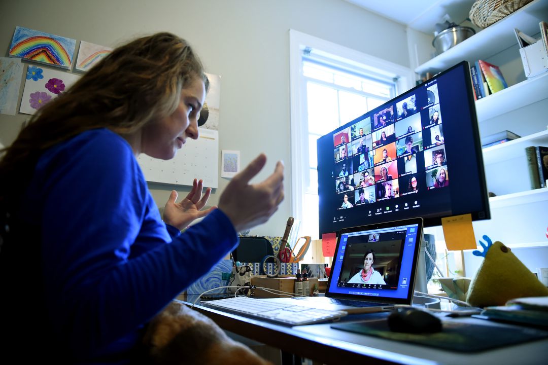 Una professora durant una classe digital Una professora durant una classe digital