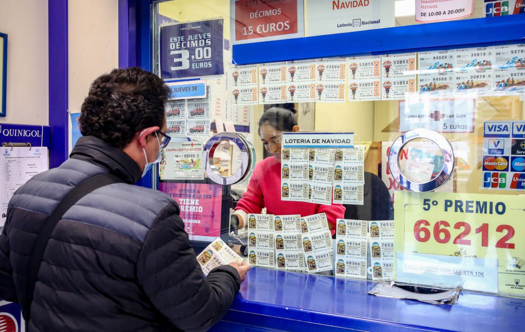 Una persona compra un décimo para el Sorteo Extraordinario de la Lotería de Navidad 2020. Una persona compra un décimo para el Sorteo Extraordinario de la Lotería de Navidad 2020.